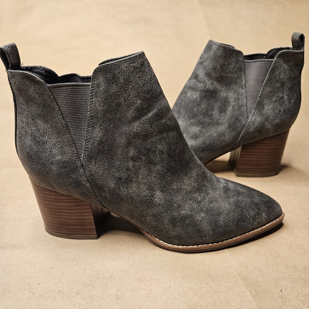 BC Footwear gray faux leather pull-up ankle booties. Size 7